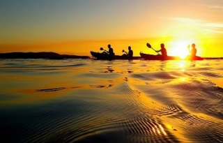  Kajaks bei Sonnenuntergang 